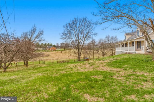 1373 LOST RD, Martinsburg, WV 25403