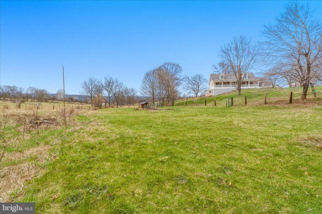 1373 LOST RD, Martinsburg, WV 25403