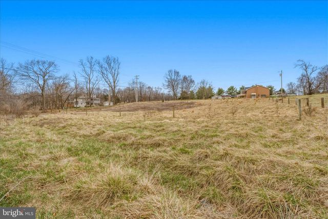 1373 LOST RD, Martinsburg, WV 25403