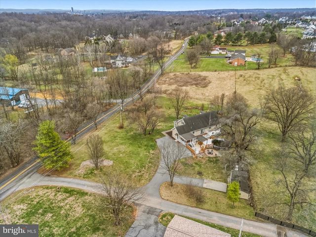 1373 LOST RD, Martinsburg, WV 25403