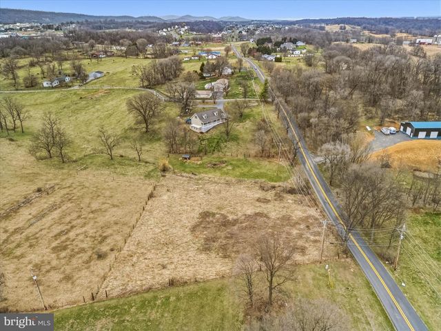 1373 LOST RD, Martinsburg, WV 25403
