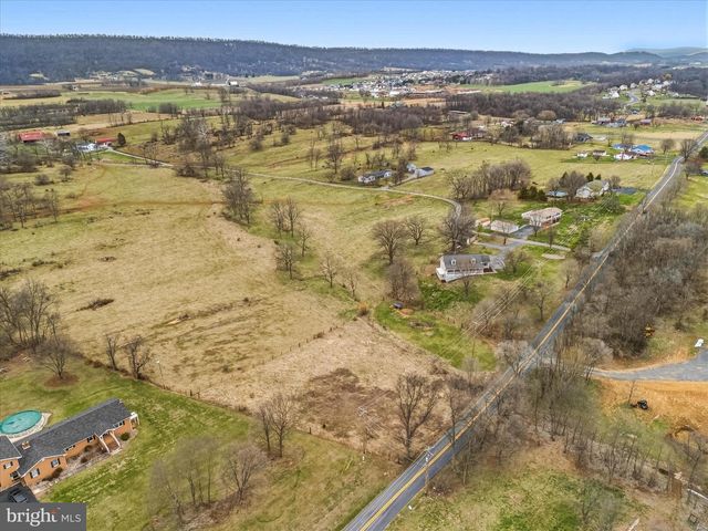 1373 LOST RD, Martinsburg, WV 25403