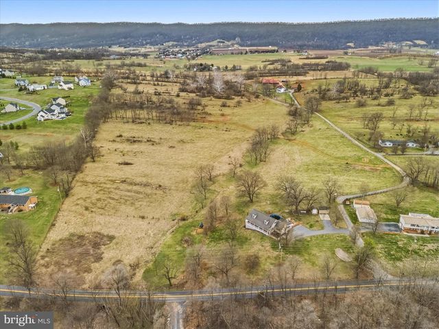 1373 LOST RD, Martinsburg, WV 25403