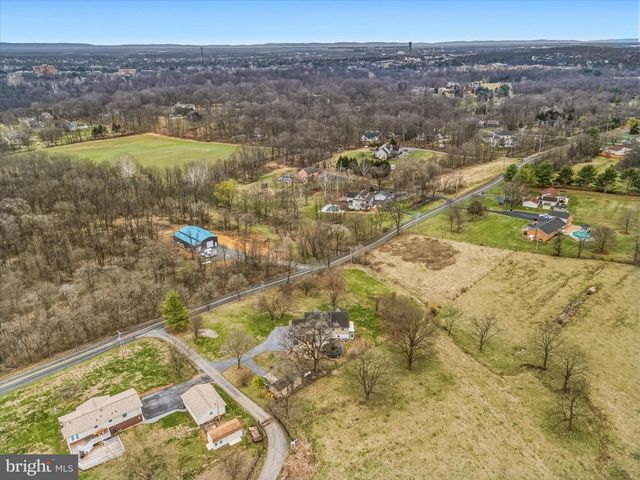 1373 LOST RD, Martinsburg, WV 25403