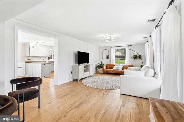 1373 LOST RD, Martinsburg, WV 25403