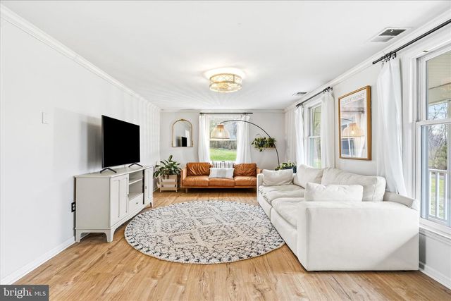 1373 LOST RD, Martinsburg, WV 25403