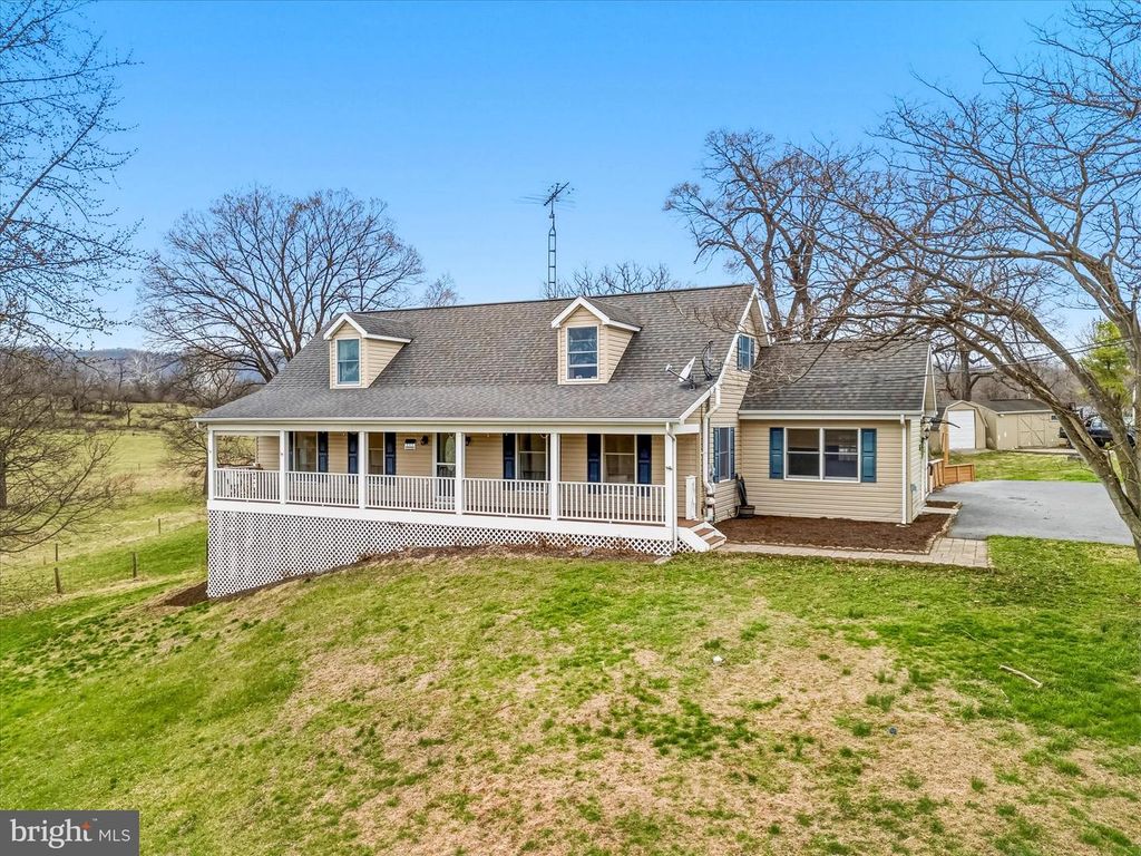 1373 LOST RD, Martinsburg, WV 25403