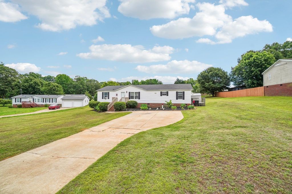 620 Courtland Way, Greer, SC 29651