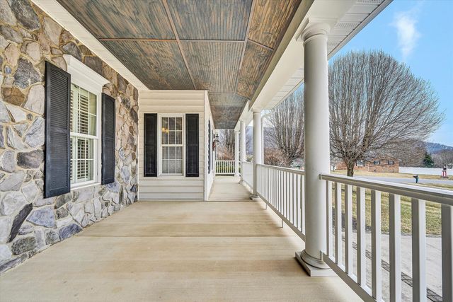 116 Dustys RD, Covington, VA 24426