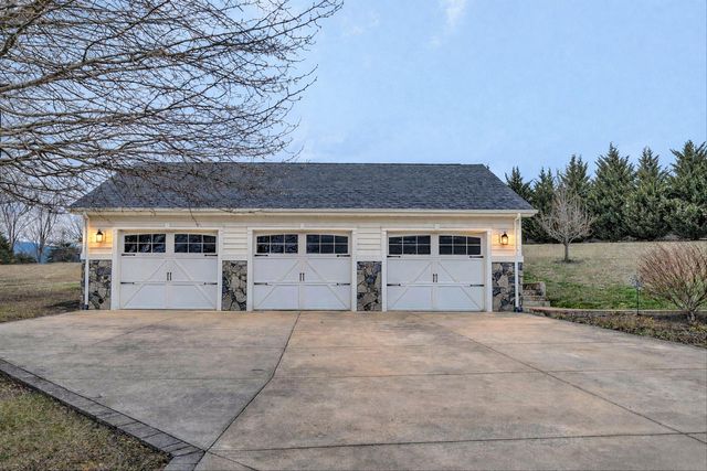 116 Dustys RD, Covington, VA 24426