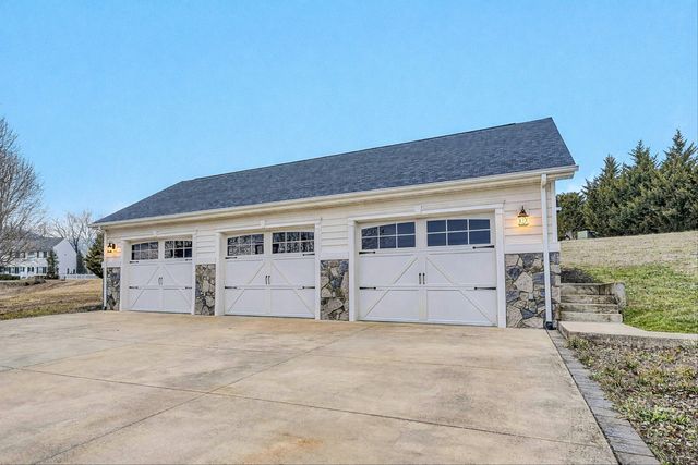 116 Dustys RD, Covington, VA 24426