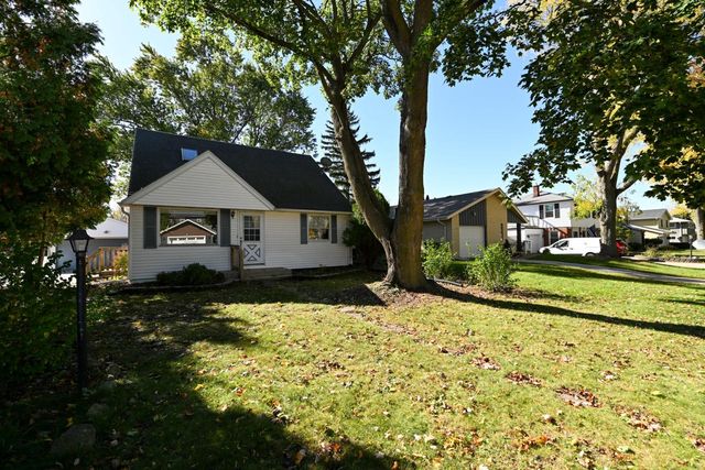 12121 W Cathedral AVENUE, Wauwatosa, WI 53226