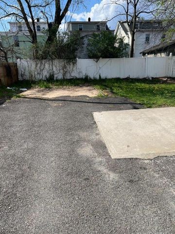 127 Dewey St, Newark City, NJ 07112