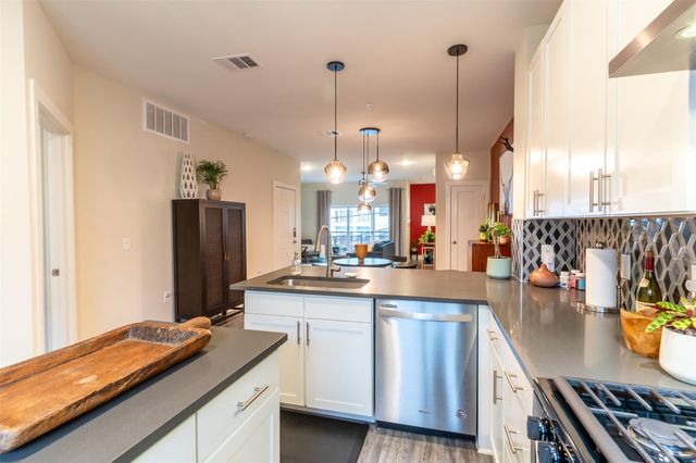 2827 Manor RD 2202, Austin, TX 78722
