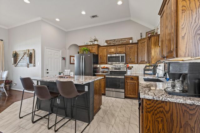 100 BOIS D ARC Circle, Trenton, TX 75490