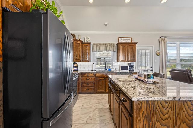 100 BOIS D ARC Circle, Trenton, TX 75490