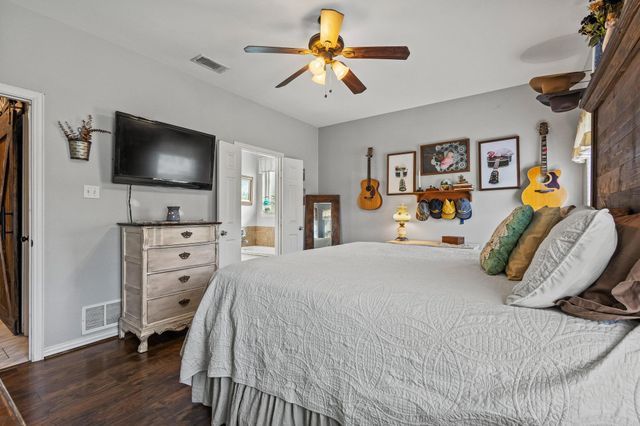 100 BOIS D ARC Circle, Trenton, TX 75490