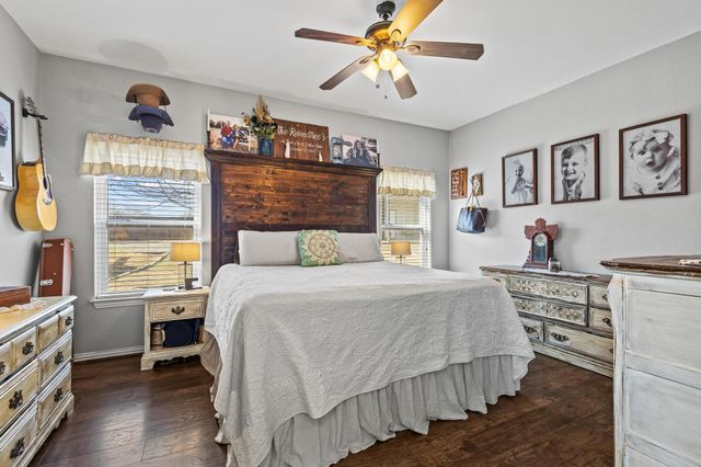 100 BOIS D ARC Circle, Trenton, TX 75490