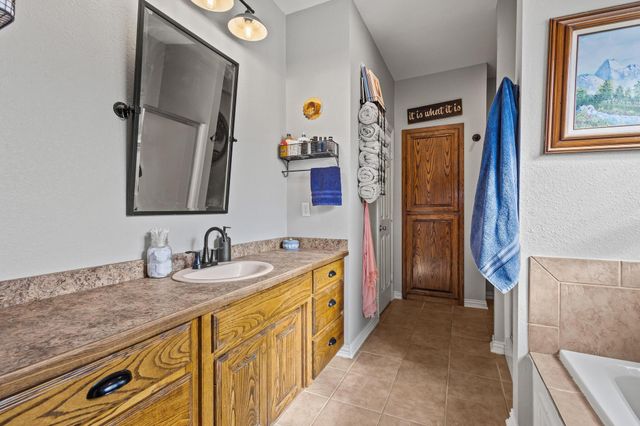 100 BOIS D ARC Circle, Trenton, TX 75490