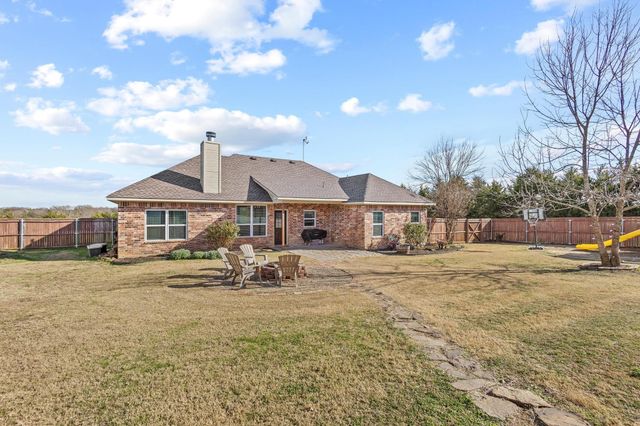 100 BOIS D ARC Circle, Trenton, TX 75490