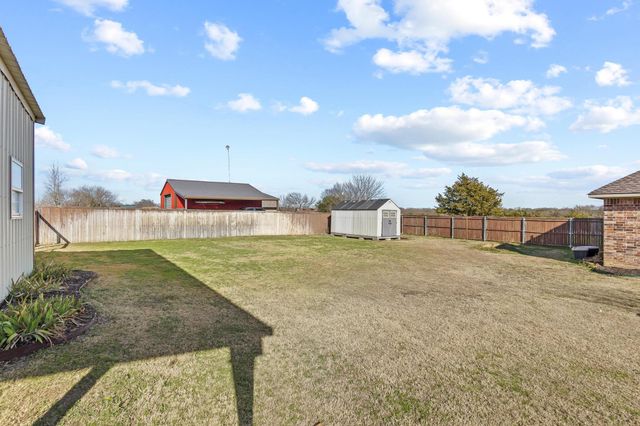 100 BOIS D ARC Circle, Trenton, TX 75490
