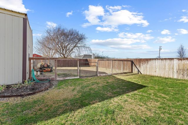 100 BOIS D ARC Circle, Trenton, TX 75490