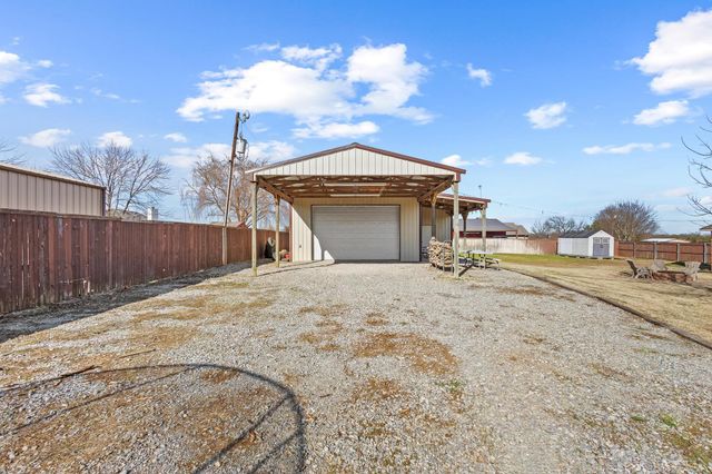 100 BOIS D ARC Circle, Trenton, TX 75490