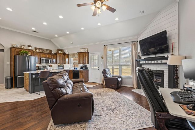 100 BOIS D ARC Circle, Trenton, TX 75490