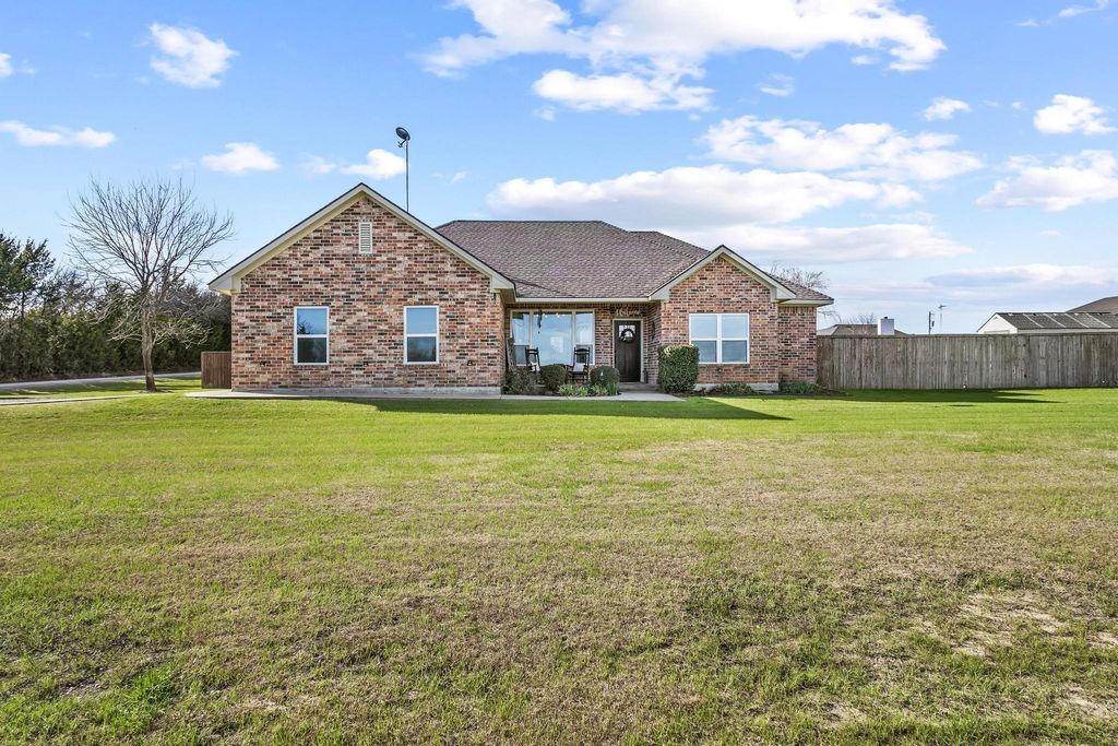100 BOIS D ARC Circle, Trenton, TX 75490