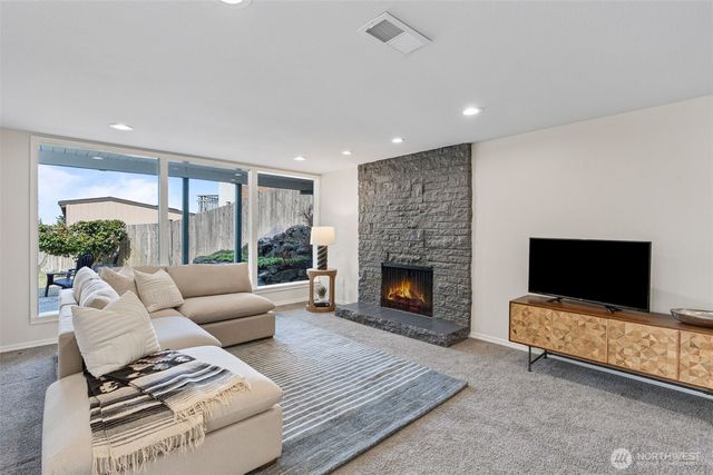 1710 N Bridgeview Dr, Tacoma, WA 98406