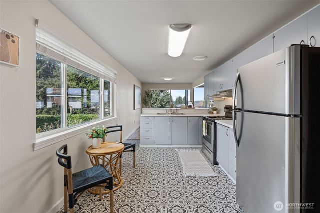 1710 N Bridgeview Dr, Tacoma, WA 98406