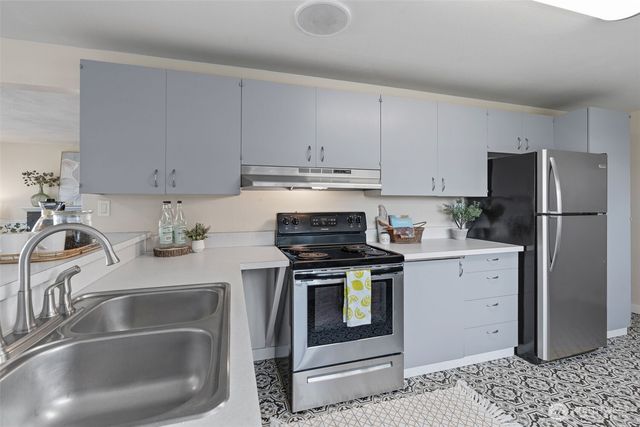 1710 N Bridgeview Dr, Tacoma, WA 98406