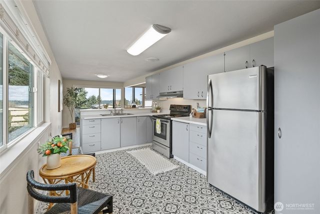 1710 N Bridgeview Dr, Tacoma, WA 98406