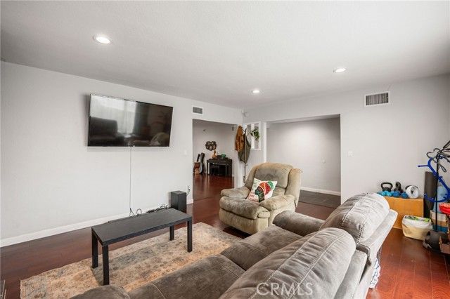 9419 Haskell Avenue, North Hills (los Angeles), CA 91343