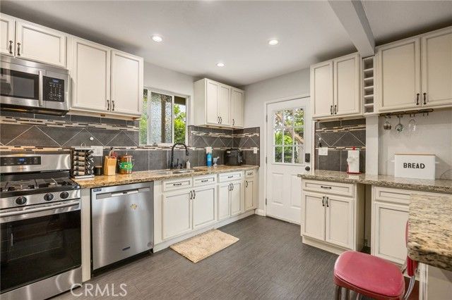 9419 Haskell Avenue, North Hills (los Angeles), CA 91343