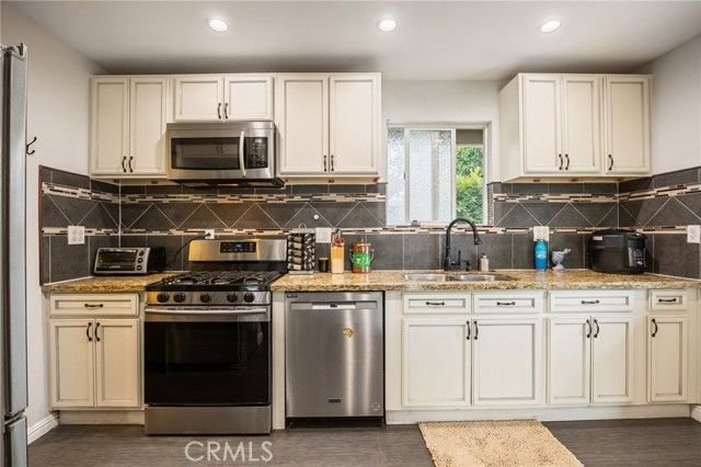 9419 Haskell Avenue, North Hills (los Angeles), CA 91343