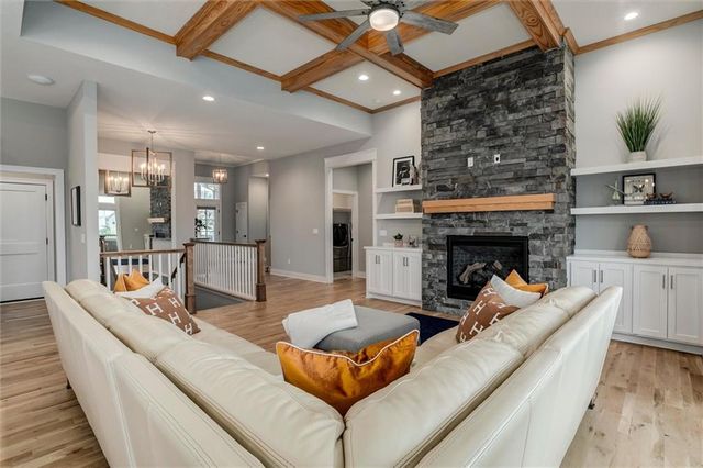 25215 W 92nd Street, Lenexa, KS 66227