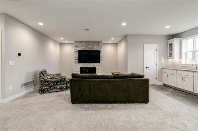 25215 W 92nd Street, Lenexa, KS 66227