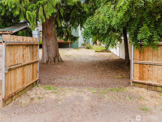 10050 13th Avenue NW, Seattle, WA 98177