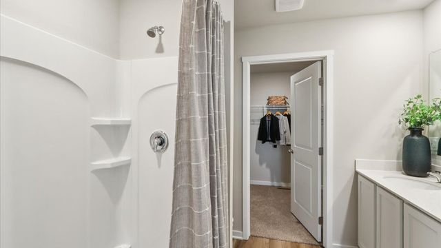 3035 Sweetwater Drive, Des Moines, IA 50320