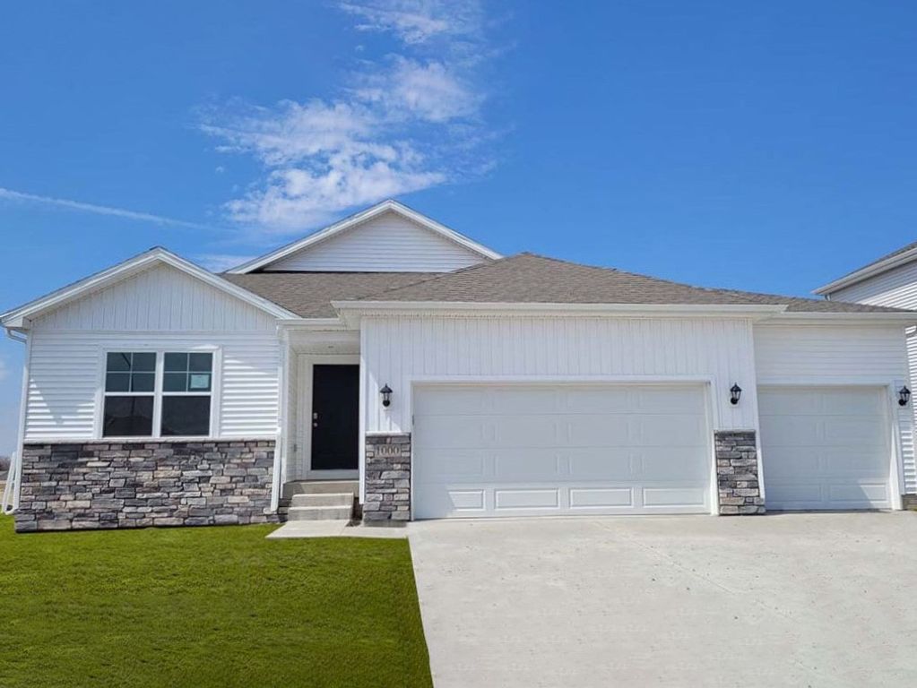 3035 Sweetwater Drive, Des Moines, IA 50320