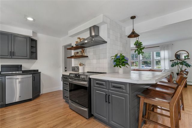 19 Sherwood Road, Middletown, RI 02842
