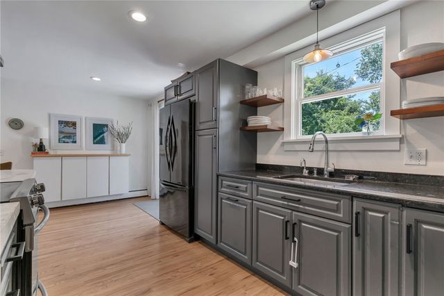 19 Sherwood Road, Middletown, RI 02842