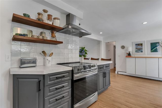 19 Sherwood Road, Middletown, RI 02842