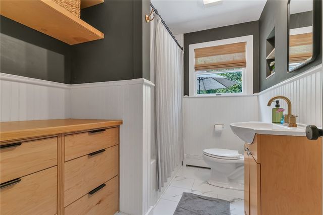 19 Sherwood Road, Middletown, RI 02842