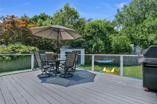 19 Sherwood Road, Middletown, RI 02842