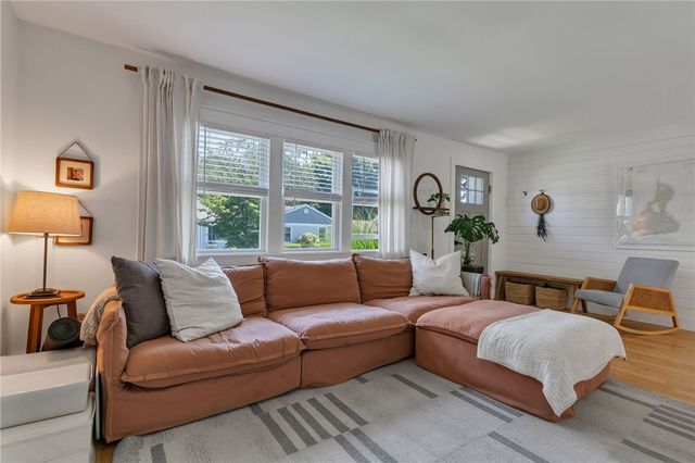 19 Sherwood Road, Middletown, RI 02842