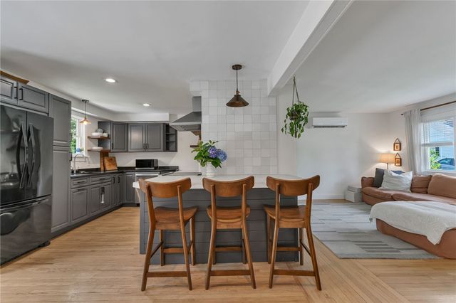 19 Sherwood Road, Middletown, RI 02842
