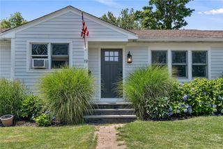 19 Sherwood Road, Middletown, RI 02842