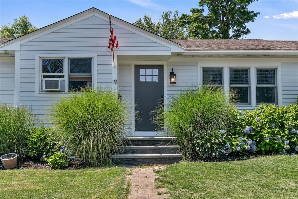 19 Sherwood Road, Middletown, RI 02842